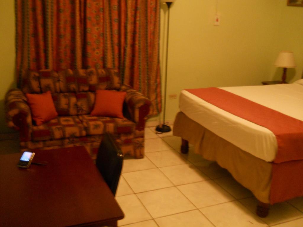 Tropical Court Inn New Kingston Rom bilde